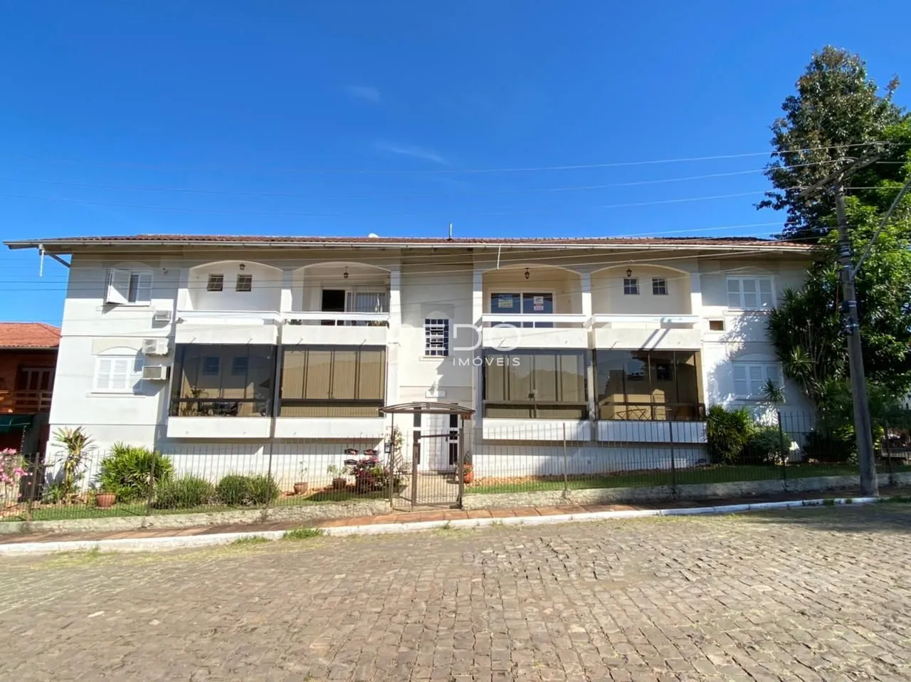Fachada de uma casa em Lajeado, Brasil, com frente para a rua.