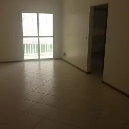 Ambiente interno com piso de cerâmica e grandes janelas.