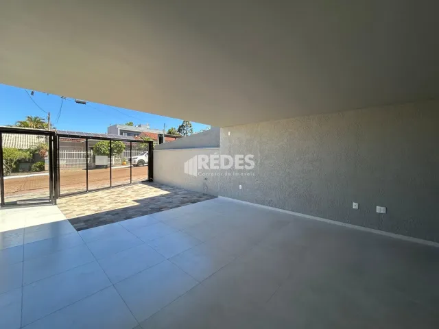 Vista interna de um ambiente com piso de cerâmica e parede branca.