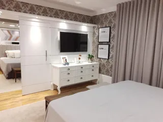 Quarto com cama e armários brancos