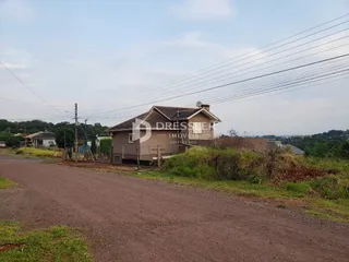 Fachada de uma casa em Lajeado, Brasil, com terreno ao redor.