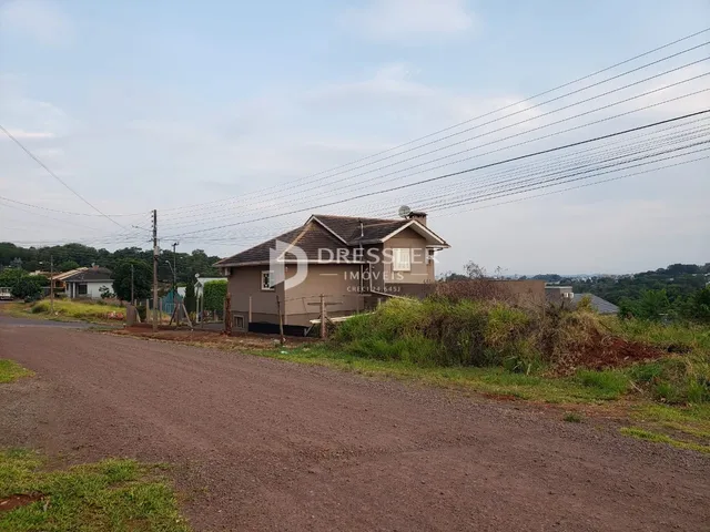 Fachada de uma casa em Lajeado, Brasil, com terreno ao redor.