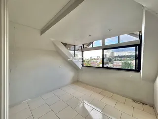 Ambiente interno com piso de cerâmica e janela com vista para a paisagem.