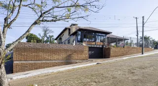 Fachada de uma casa com garagem em Lajeado, Brasil.