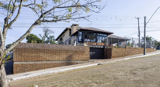 Fachada de uma casa com garagem em Lajeado, Brasil.