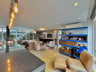 Ambiente de sala de estar e cozinha em um imóvel em Lajeado, Brasil.