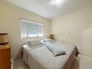 Quarto com cama de casal e janela em um imóvel.