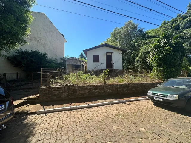 Foto da fachada de uma residência em Lajeado, Brasil, com vegetação ao redor.