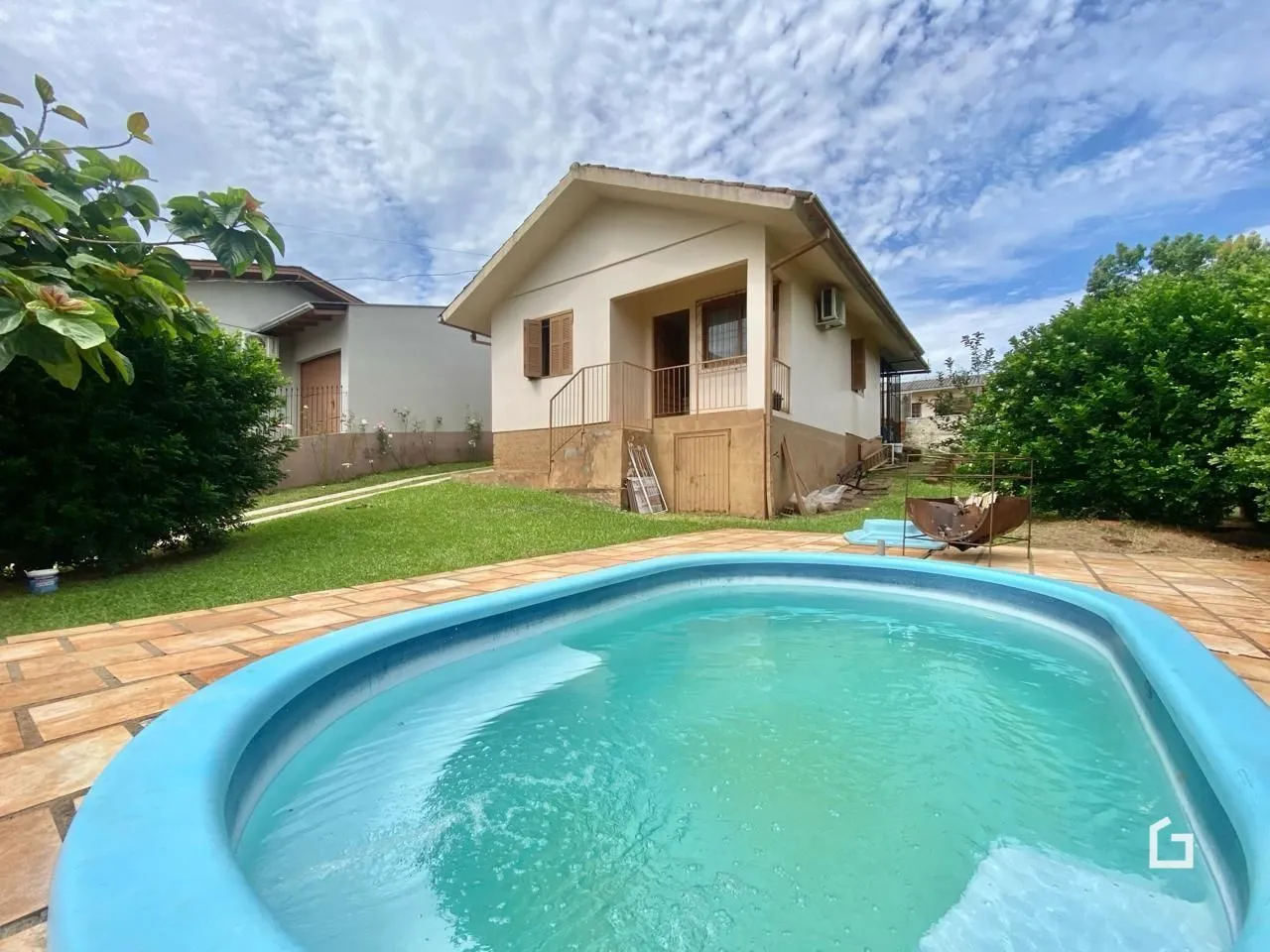 Foto da fachada de uma casa com piscina em Lajeado, Brasil.