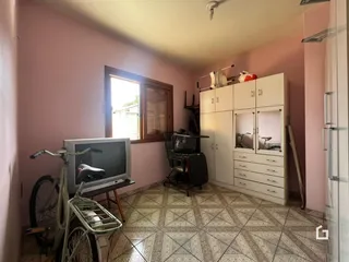 Sala de estar com janela e armário branco em um ambiente interno.