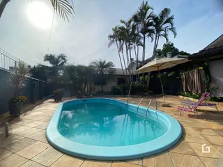 Foto de uma piscina externa em um pátio com palmeiras em Lajeado.