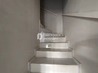 Foto de uma escadaria interna em uma residência.