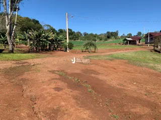 Vista da propriedade em Lajeado, Brasil, mostrando a área externa com solo avermelhado.