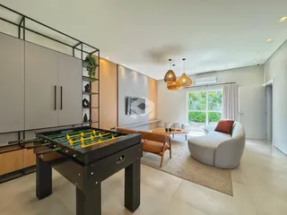Sala de estar moderna com área de churrasco em um imóvel em Lajeado.