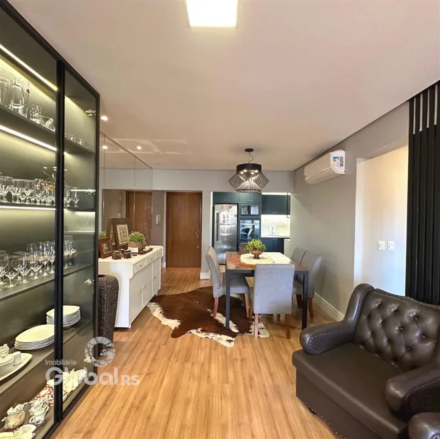 Sala de estar e jantar com piso de madeira e móveis modernos.