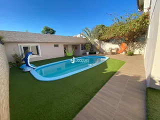 Vista externa de uma casa com piscina e jardim em Lajeado, Brasil.