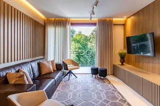 Sala de estar moderna com sofá e decoração em madeira.