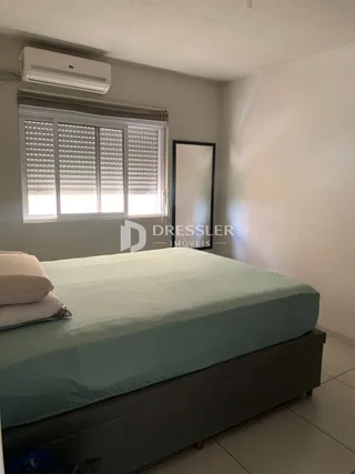 Quarto com cama e janela em um apartamento.