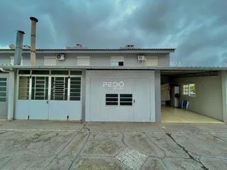 Vista externa de um imóvel em Lajeado, Brasil, mostrando a fachada e a garagem.