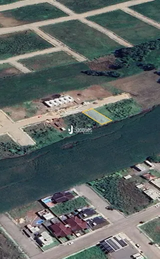 Vista aérea de terras agrícolas e um curso d'água na região de Lajeado, Brasil.