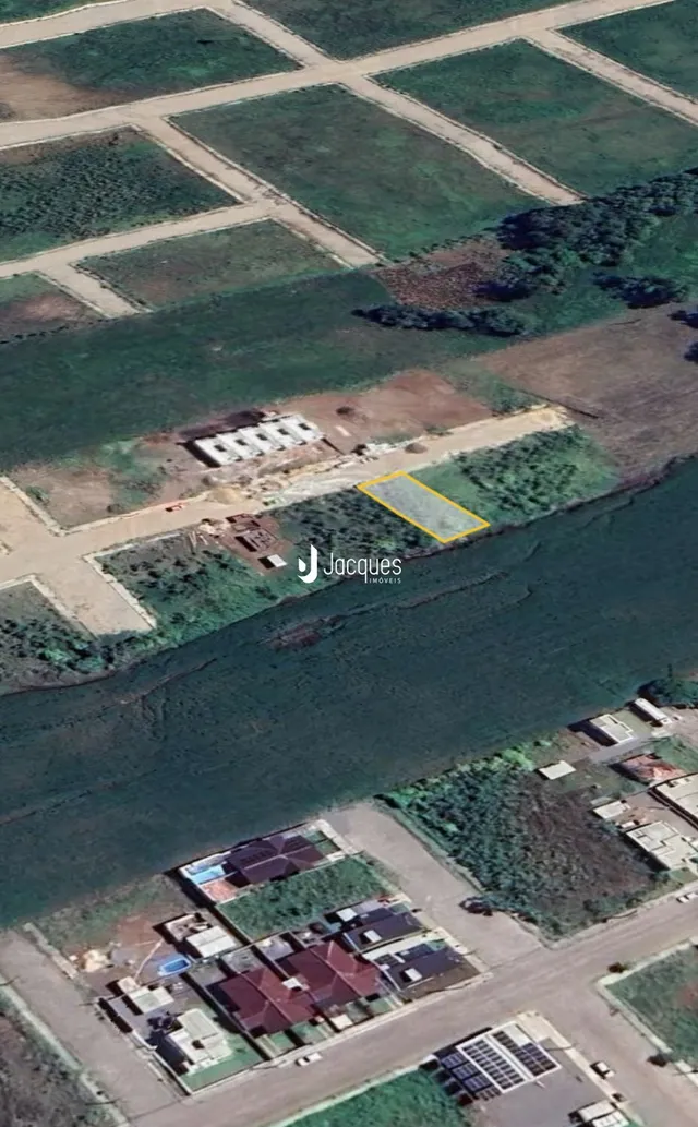 Vista aérea de terras agrícolas e um curso d'água na região de Lajeado, Brasil.