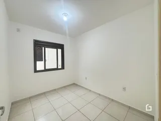Ambiente interno de uma sala com piso de cerâmica clara.