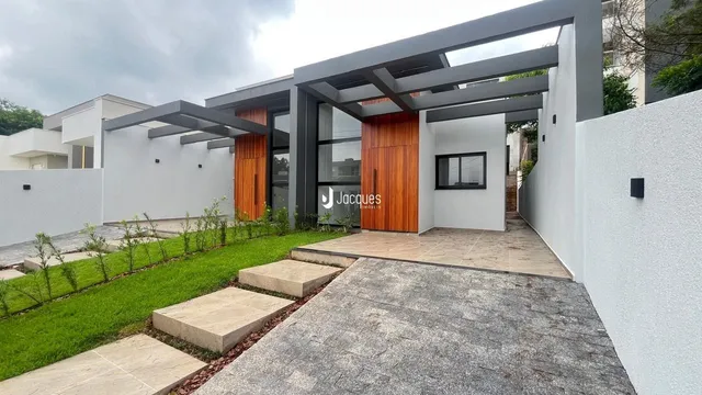 Fachada moderna de uma residência com jardim e área de acesso em Lajeado, Brasil.