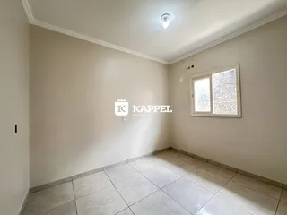 Foto de um cômodo interno com paredes brancas e piso de cerâmica.