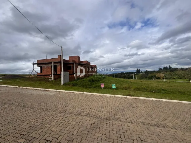 Fachada de uma casa de tijolos em uma área rural.