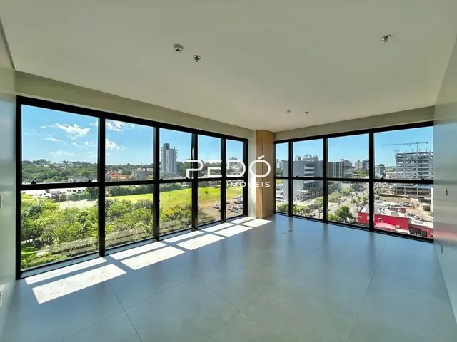 Sala de estar com vista panorâmica para a paisagem externa.