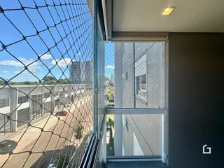 Vista da rua e dos edifícios de Lajeado, Brasil, vista através de uma cerca.