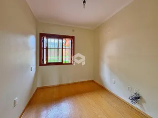 Ambiente interno com piso de madeira e paredes claras.