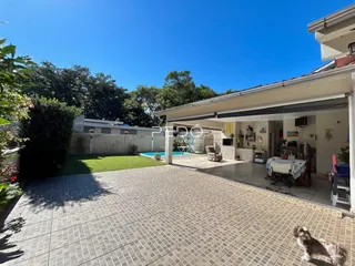 Vista da fachada de uma casa em Lajeado, Brasil, com área externa pavimentada.