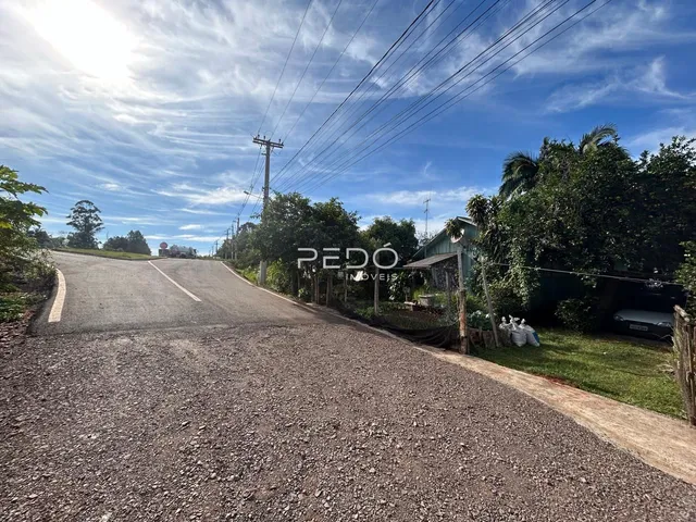 Vista de uma estrada de terra em Lajeado, Brasil, com vegetação ao redor.