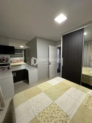 Foto de um quarto com cama e guarda-roupa.