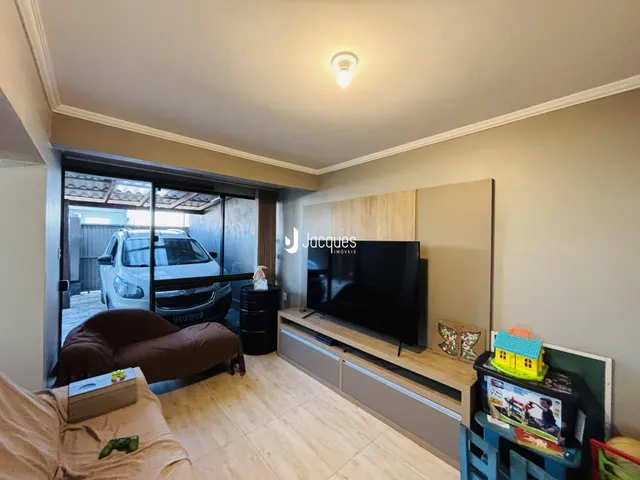 Sala de estar com porta de vidro abrindo para o exterior.