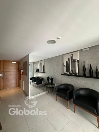 Hall de entrada com piso de cerâmica e portas de madeira.