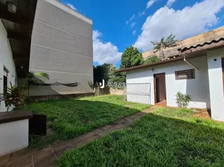 Fachada de uma residência em Lajeado, Brasil, com jardim gramado na frente.