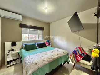 Quarto com cama e janela em um imóvel no Brasil.