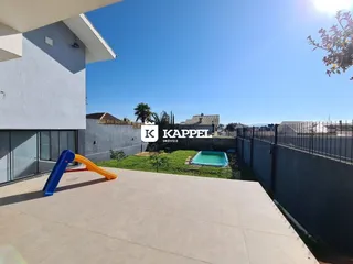 Foto da área externa com piscina e deck em Lajeado.