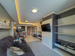 Sala de estar com sofá e decoração moderna em um imóvel no Brasil.