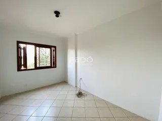 Ambiente interno com piso de cerâmica e janela no ambiente.