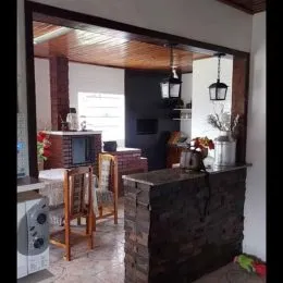 Foto interna de uma área com armários e estrutura de madeira.