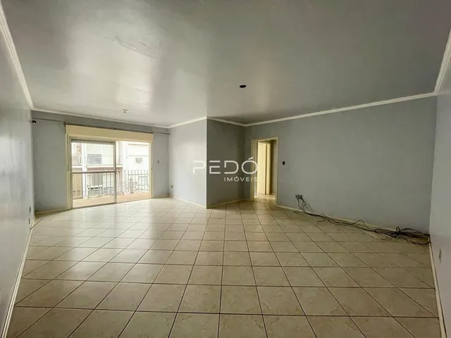 Ambiente interno com piso de cerâmica claro e portas de acesso.