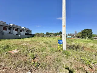 Vista externa de um terreno gramado com cerca e poste em Lajeado, Brasil.
