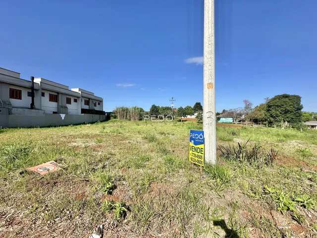 Vista externa de um terreno gramado com cerca e poste em Lajeado, Brasil.