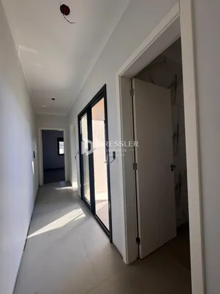 Passagem interna de um corredor de uma residência.
