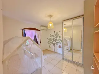 Quarto com piso de cerâmica e cortinas brancas em um imóvel em Lajeado.