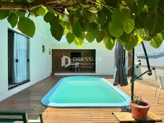 Piscina e deck de madeira em uma residência no Brasil.