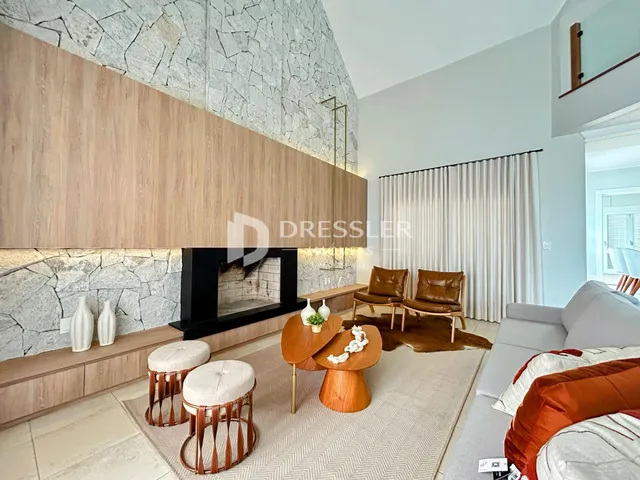 Sala de estar moderna com lareira e decoração de madeira.